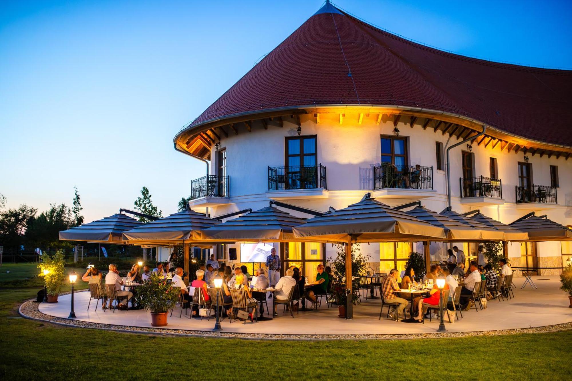 Hungarikum Hotel Lakitelek المظهر الخارجي الصورة